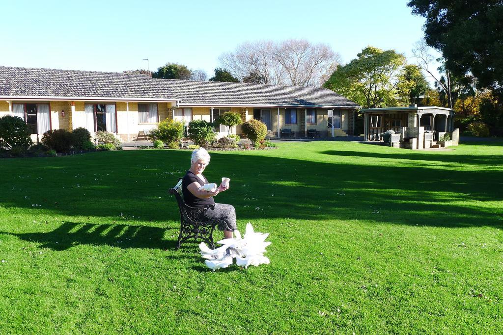 Willaway Motel Apartments Ulverstone Esterno foto
